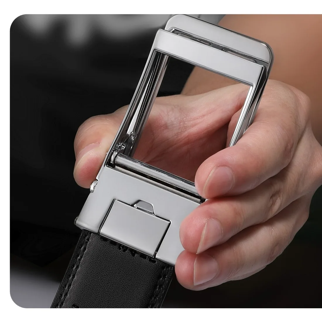 A hand releasing the lever on a CHAOREN click buckle